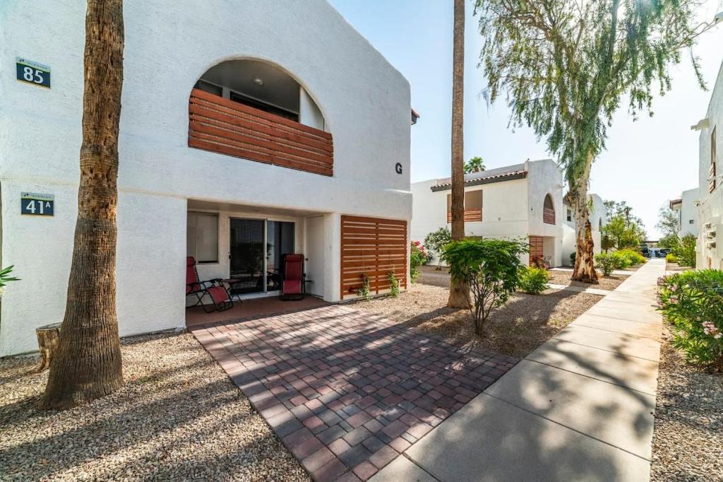 41A Modern Large Studio Condo w heated pool image