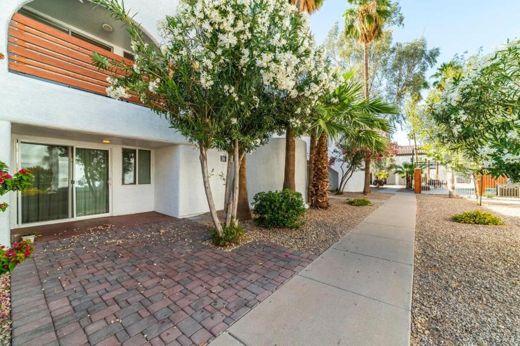 81 3bd 2ba condo Casa Grande heated pool dog park NO PETS image