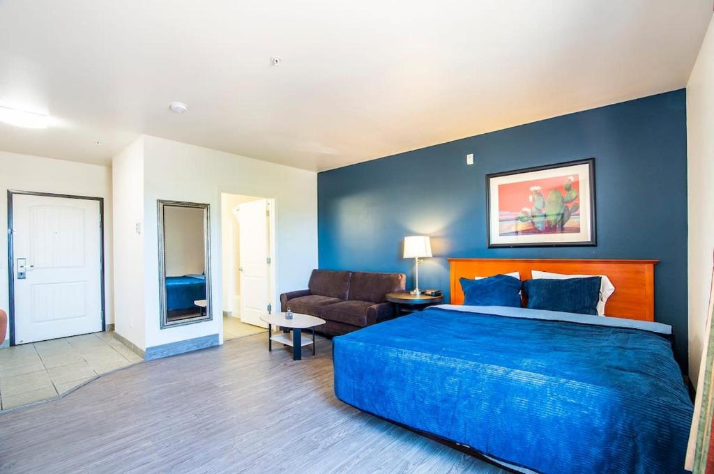 Vistas 107- Modern studio sleeps 3 with style image