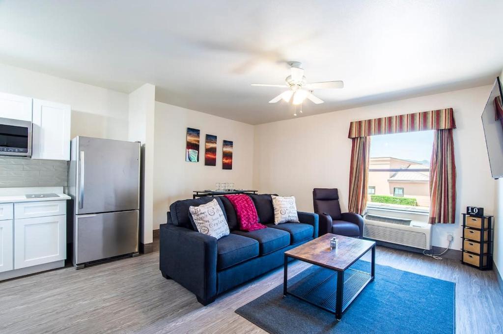 Vistas 202- Modern Sierra Vista 1bd great location image
