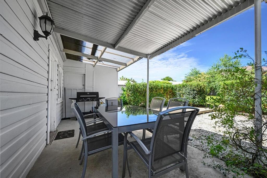Bindi Cottage, Spacious & Unique, Opposite Pool - Tap to explore photos