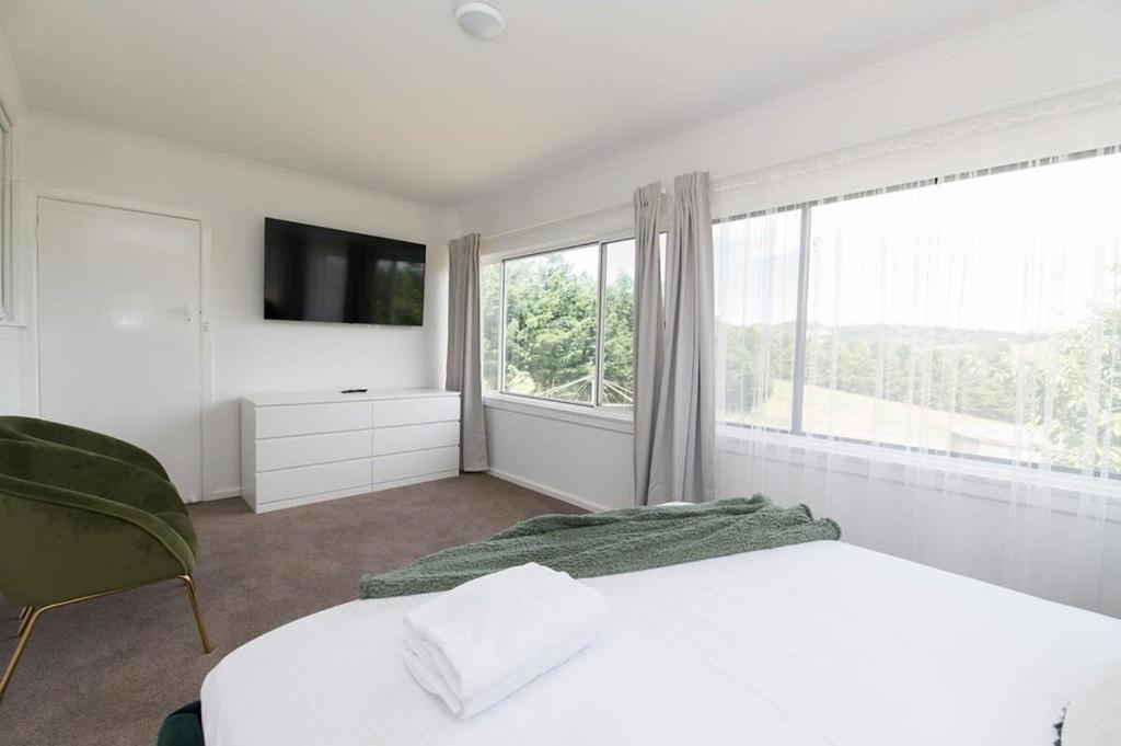 Canobolas Cottage - Amazing Farm Stay, 4 King Beds - Tap to explore photos