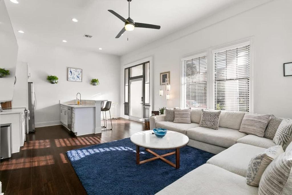 Modern pristine stunning 2BD Garden District Apt - Tap to explore photos