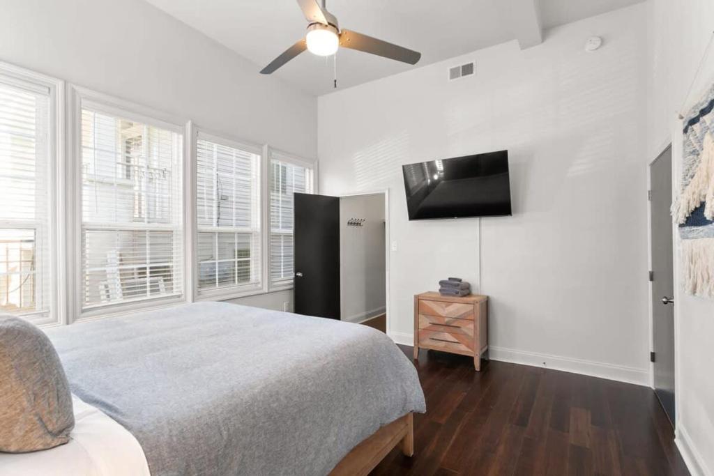Modern pristine stunning 2BD Garden District Apt - Tap to explore photos