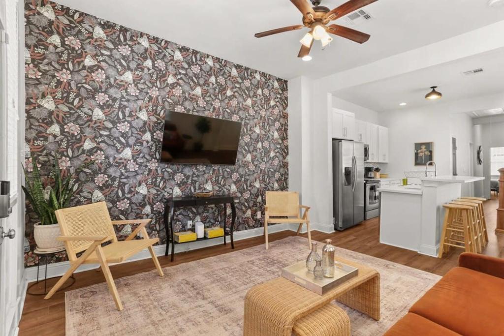 Fabulous Classy and Comfy 3BD 2BA Home and Parking - Tap to explore photos