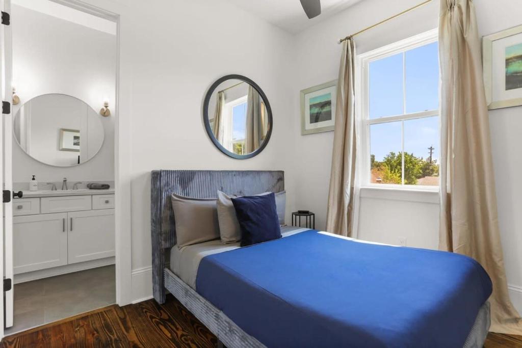 Elegant 4bd with Pool and Off Street Parking - Tap to explore photos