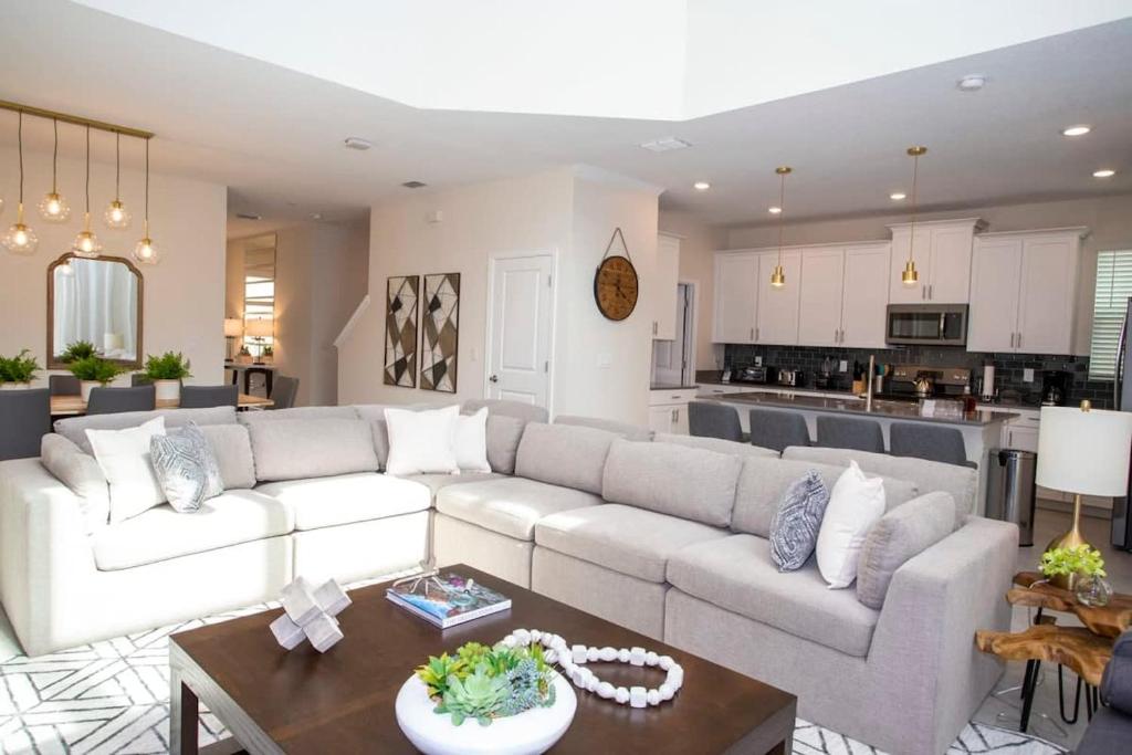 Stunning 5BR Home - Your Dream Getaway image