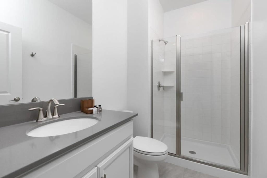 Modern Chic-spacious, Private Pool, Prime Location - Tap to explore photos