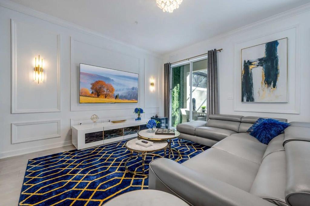 Luxury Chic Modern Home Prime Location image