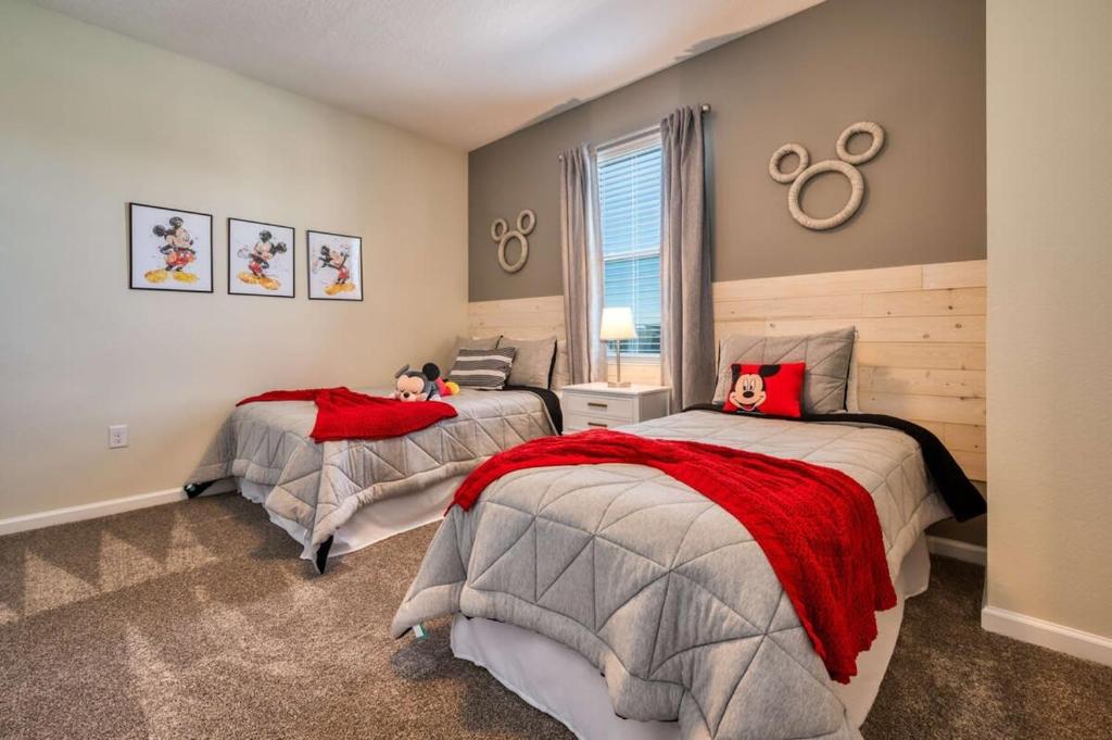 Chic 3BR Modern Condo Spacious Mickey-themed - Tap to explore photos