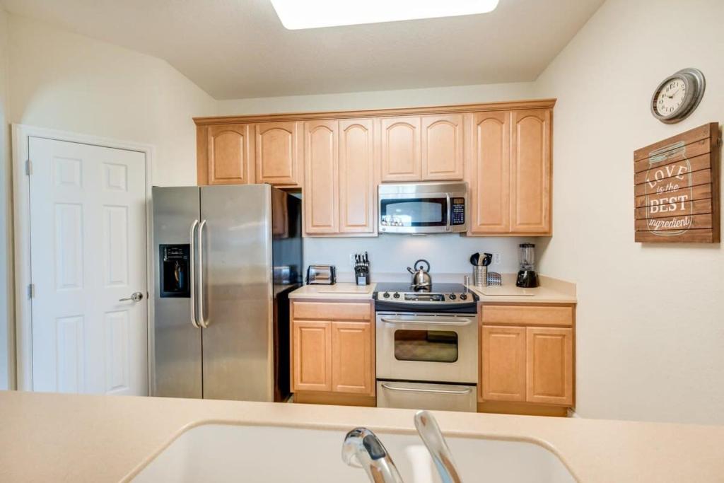 Central Elegance-spacious Beautifully Decor Condo - Tap to explore photos