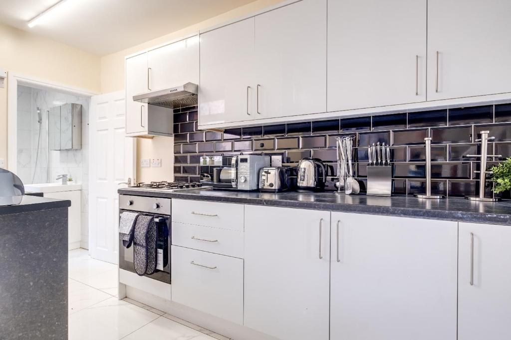 Central Coventry Gem: Walk To Attractions Sleeps 9 - Tap to explore photos