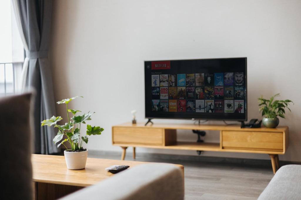 Nikomix - Pent Studio Lạc Long Quân