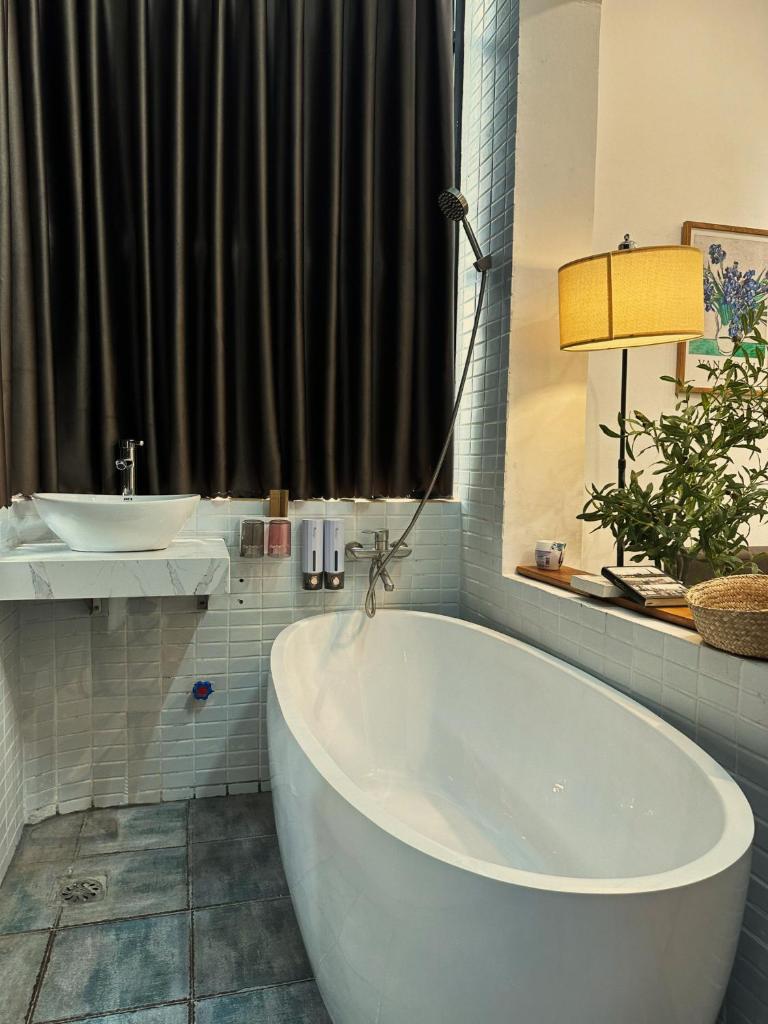 Bathhub Amoureux Chùa Hà