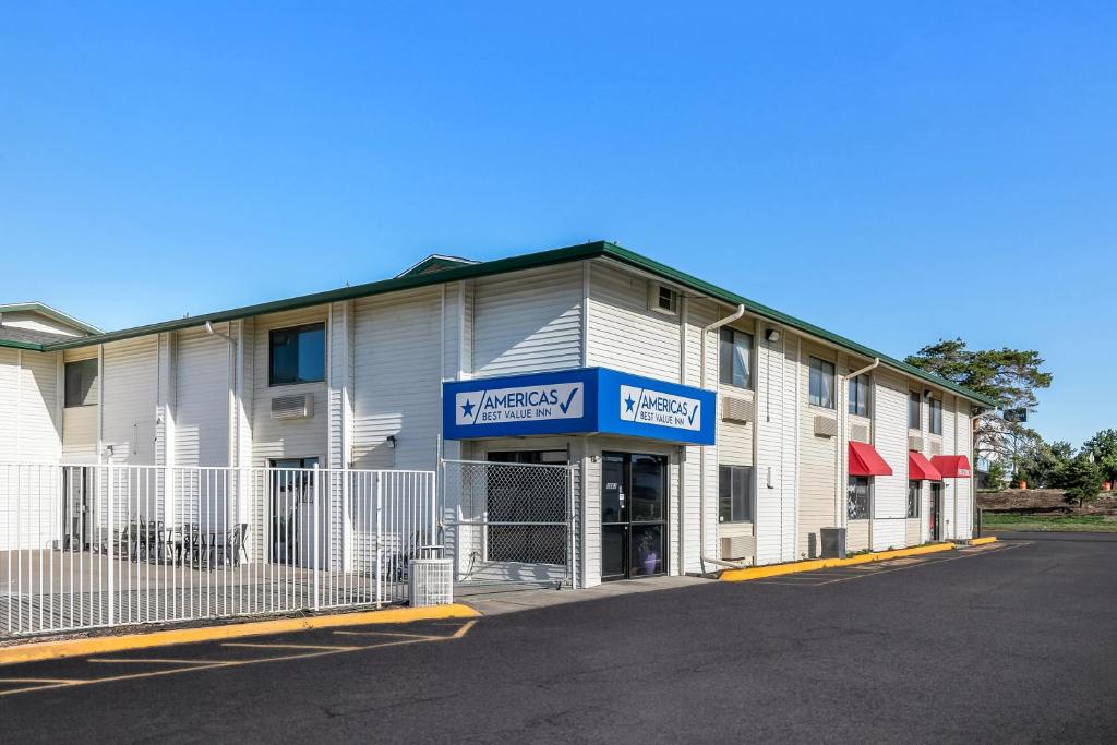 Americas Best Value Inn Lincoln Airport image