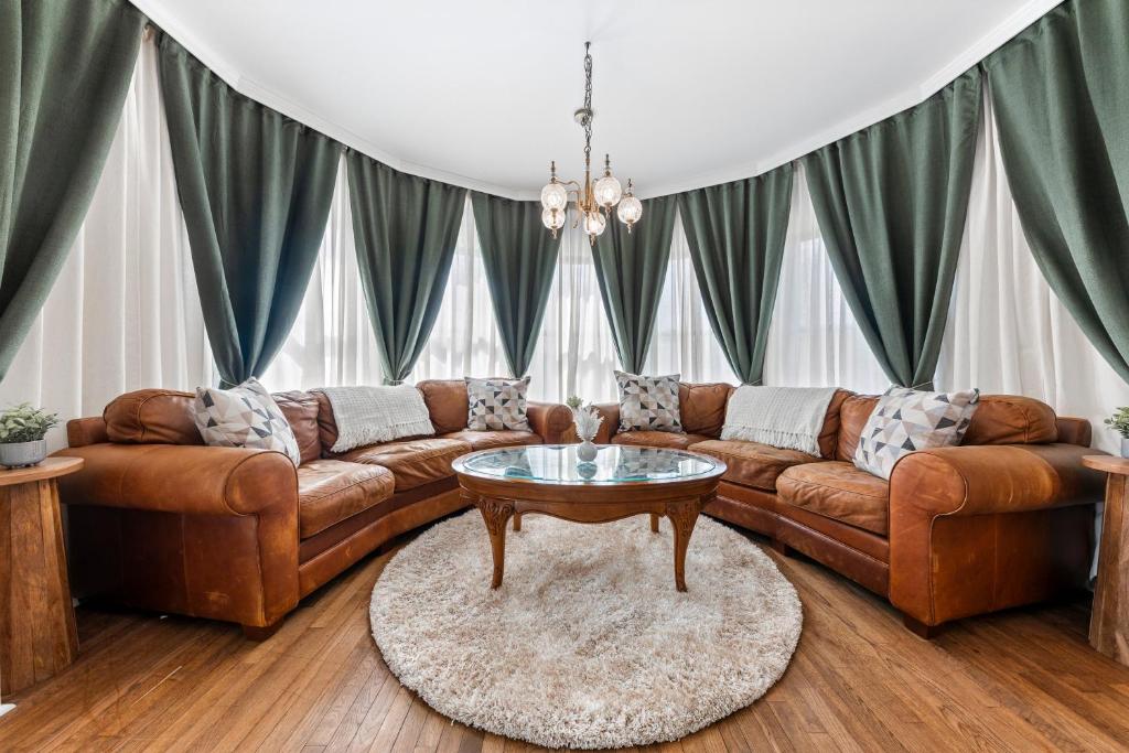 Beautiful Condo - King Bed - Free Waffle Breakfast image