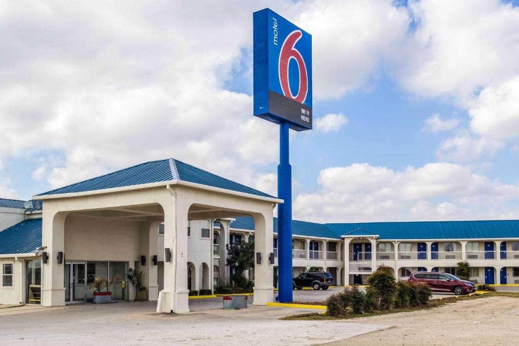 Motel 6 Seguin, TX image
