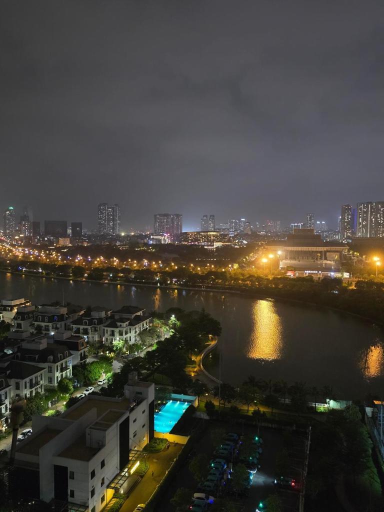 Trinity - 3 BR Lakeview Apartment - entire property