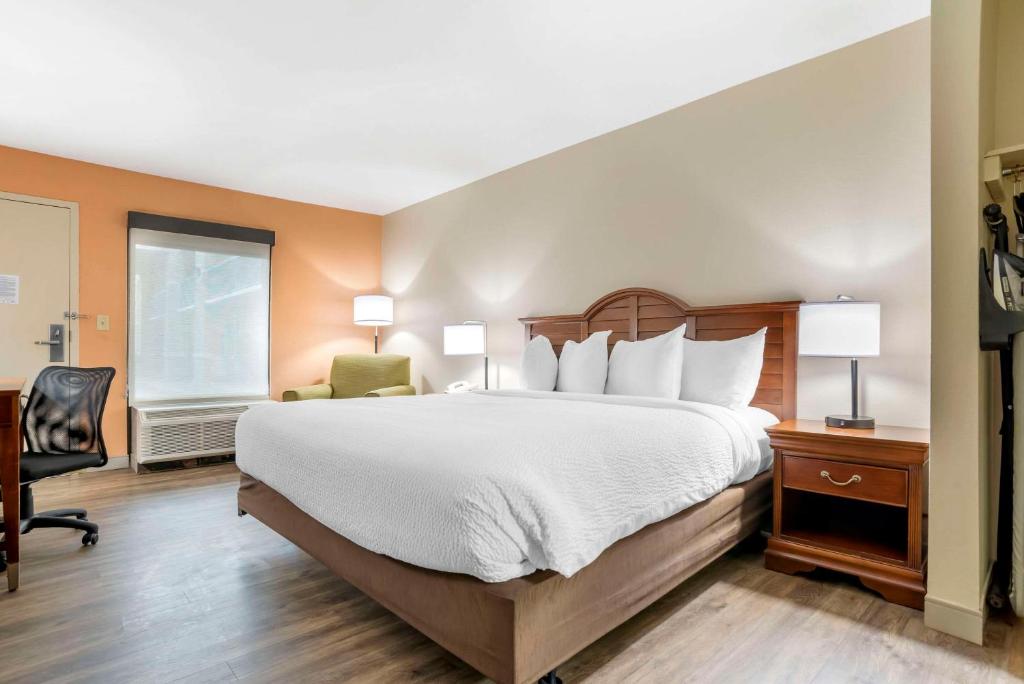 Econo Lodge Moss Point - Pascagoula image