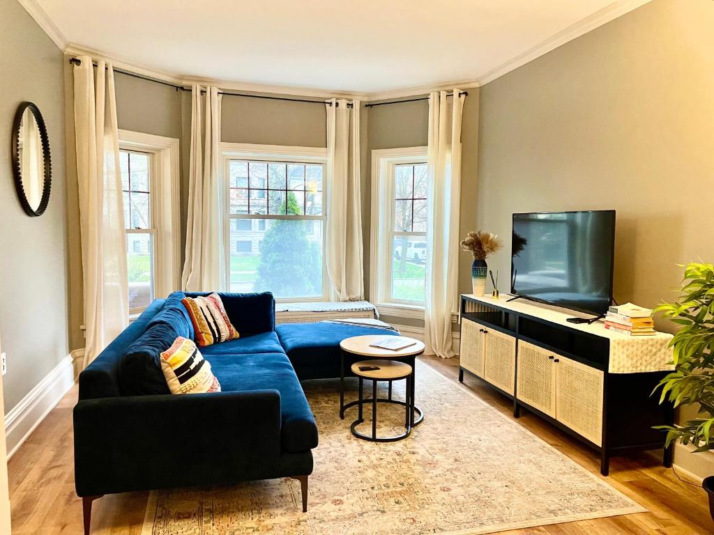 Lovely vintage Oak Park 3bd 1ba perfectly located near public transit & Chicago image