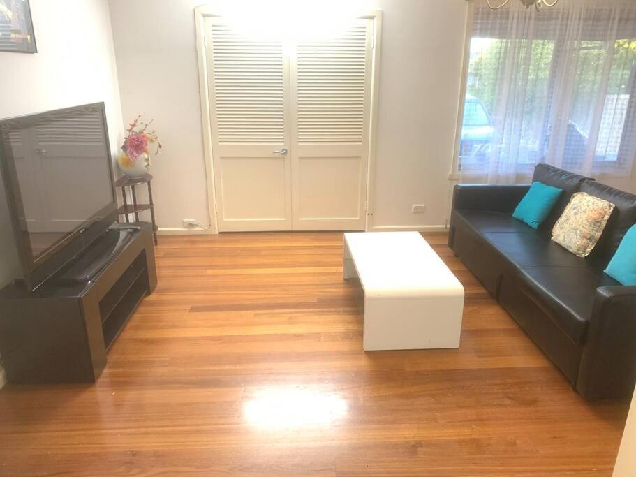 Ideal accommodation in Glen Waverley photo 2