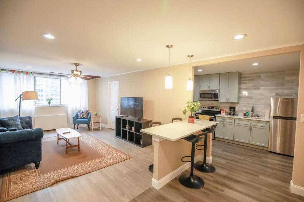 Downtown Atlanta! Onsite Parking! 24 CONCIERGE LM908 image