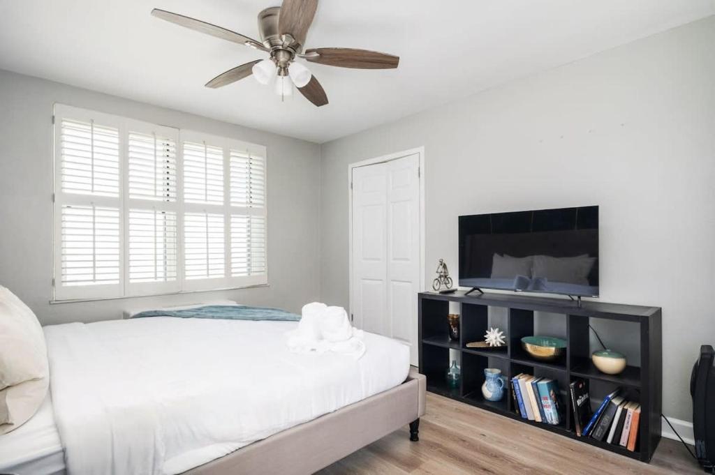 Downtown! Private Balcony! 24 Concierge! PT11H - Tap to explore photos