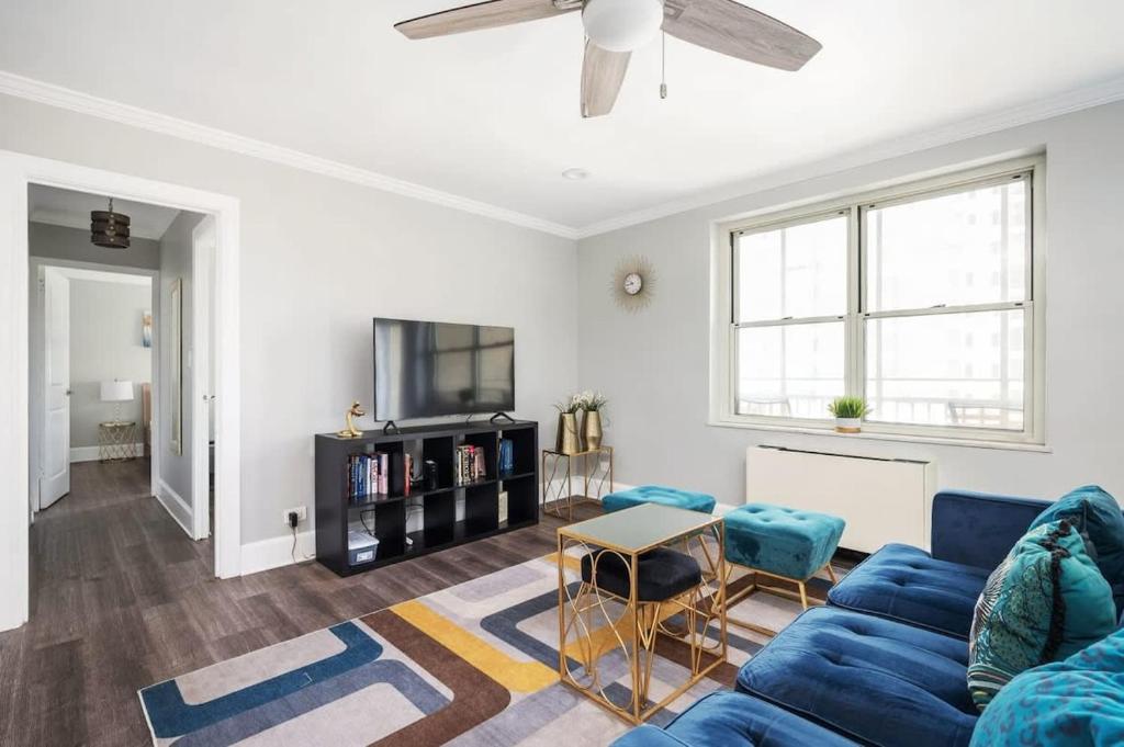 Center Downtown! King Bed! Private Balcony! PT8I image