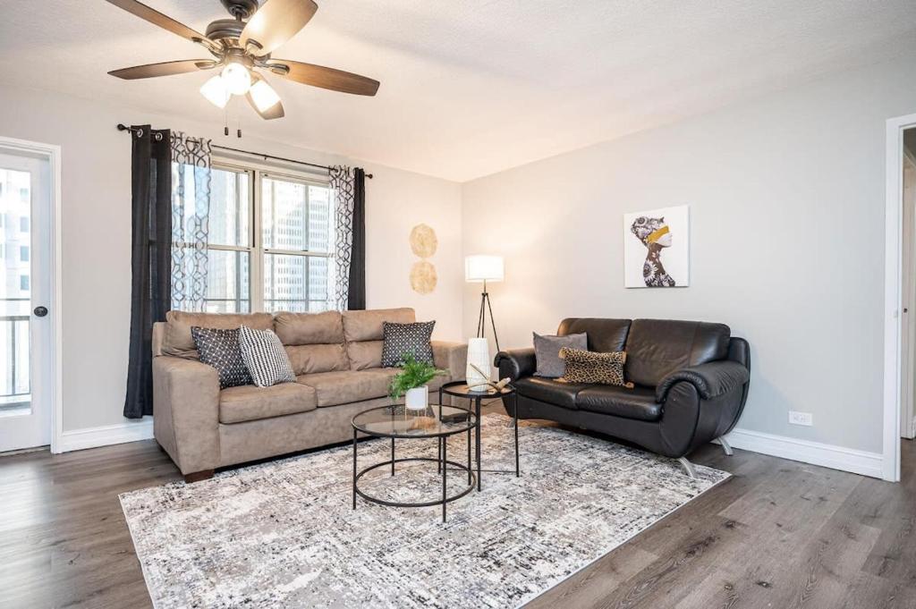 ATL Downtown Private Balcony 24h Concierge PT6F - Tap to explore photos