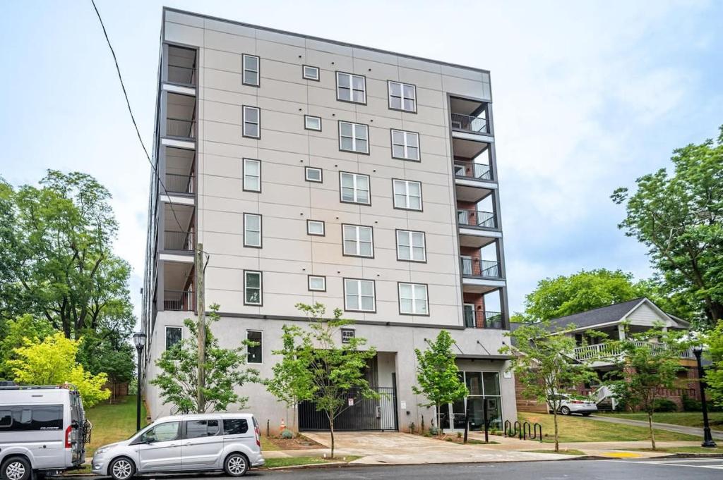 Downtown New-Built Roof-top balcony City View 525Pkwy502