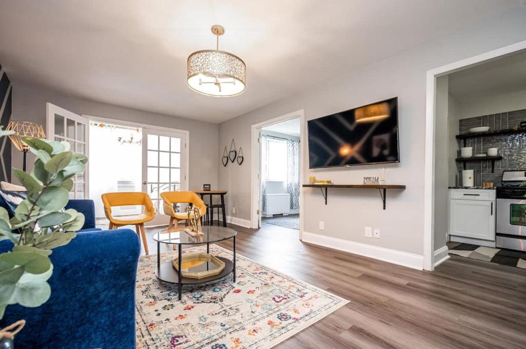 Heart Downtown 2BD Onsite Parking Condo City View! LM401 image