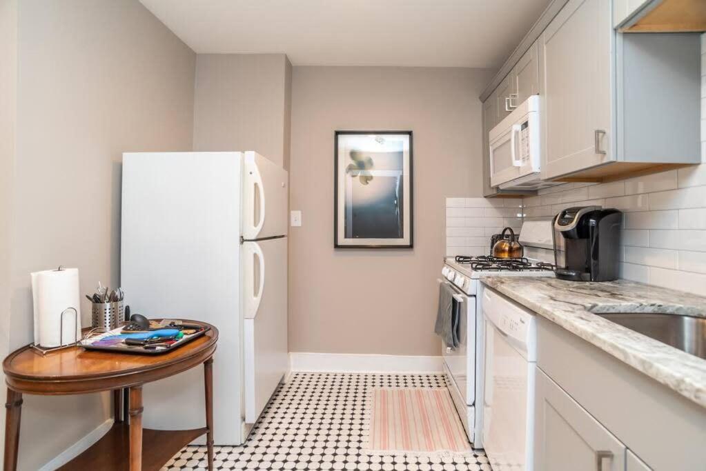 ATL Downtown 2BR King Bed Free Parking LM1008 - Tap to explore photos