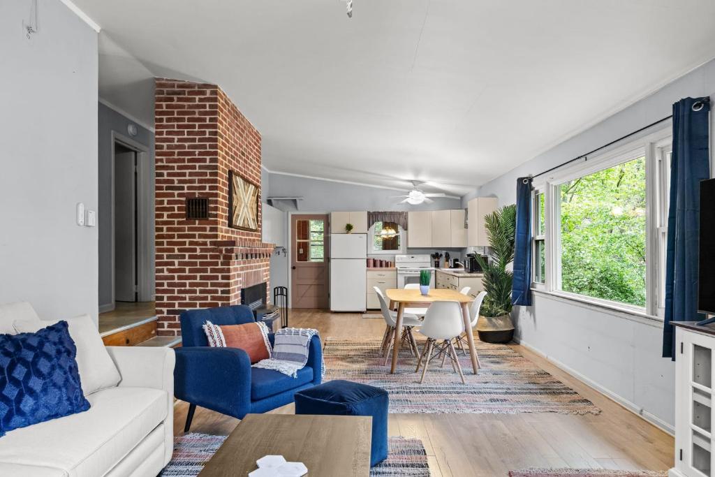 Harpers Ferry Cottage Hot Tub, WiFi, Dog-Friendly image
