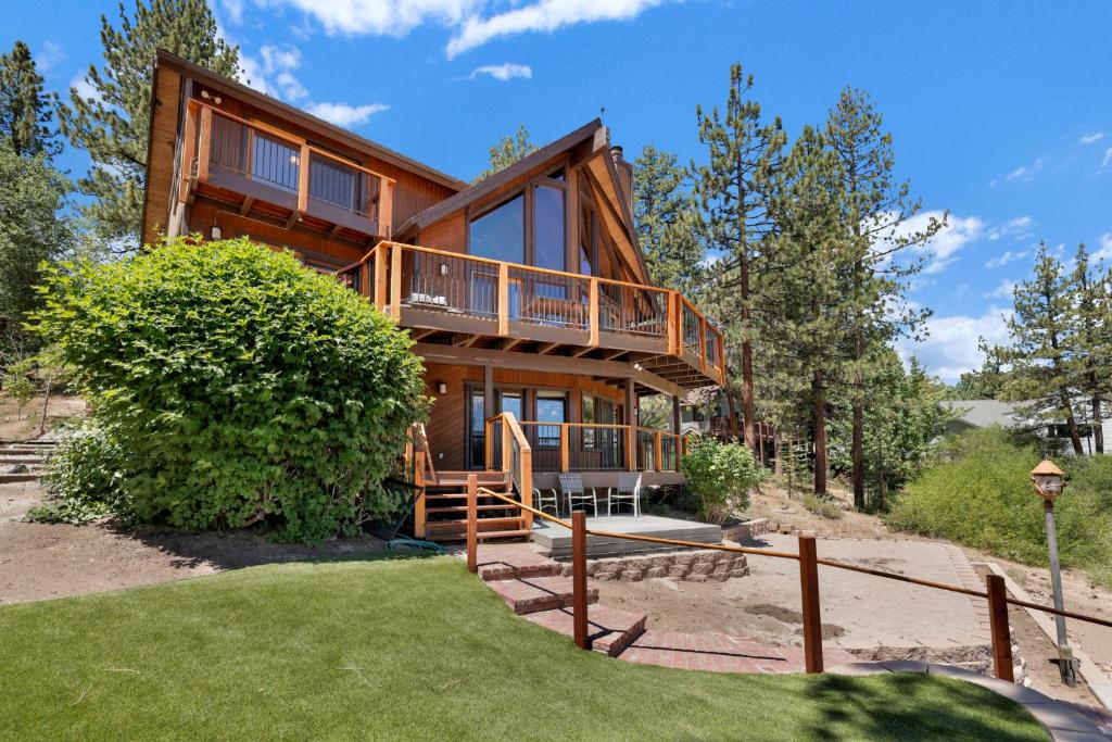 Cove Lakefront Chalet #2098 image
