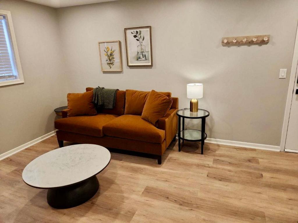 Cathedral View 10-Cozy Urban Living Near UNMC image