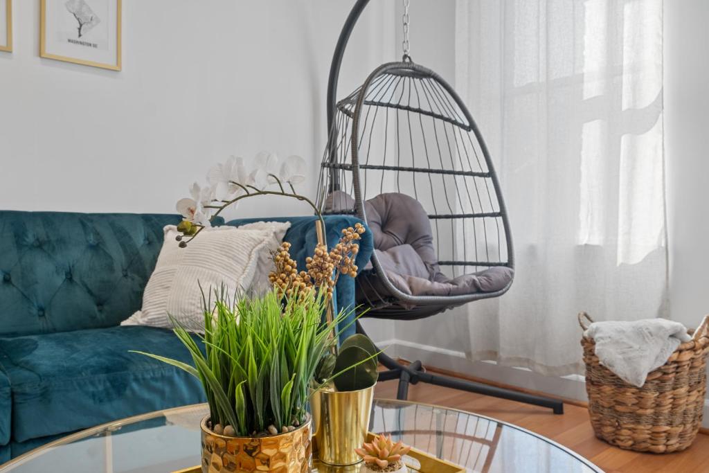 Luxury 2bd Haven in DC's Heart! image