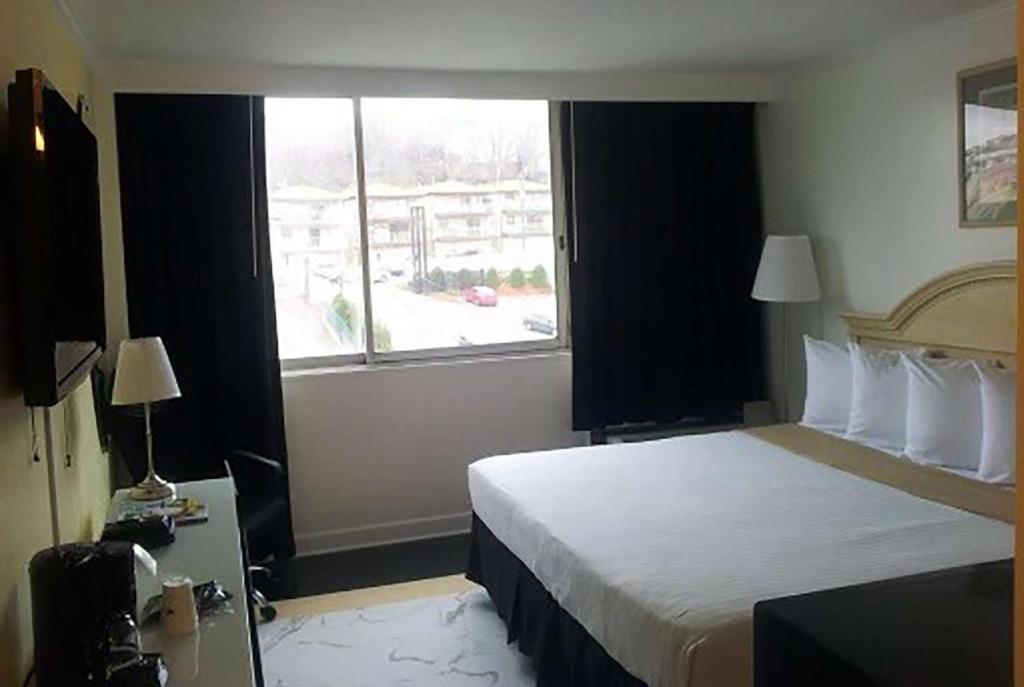 Ramada by Wyndham North Bergen image