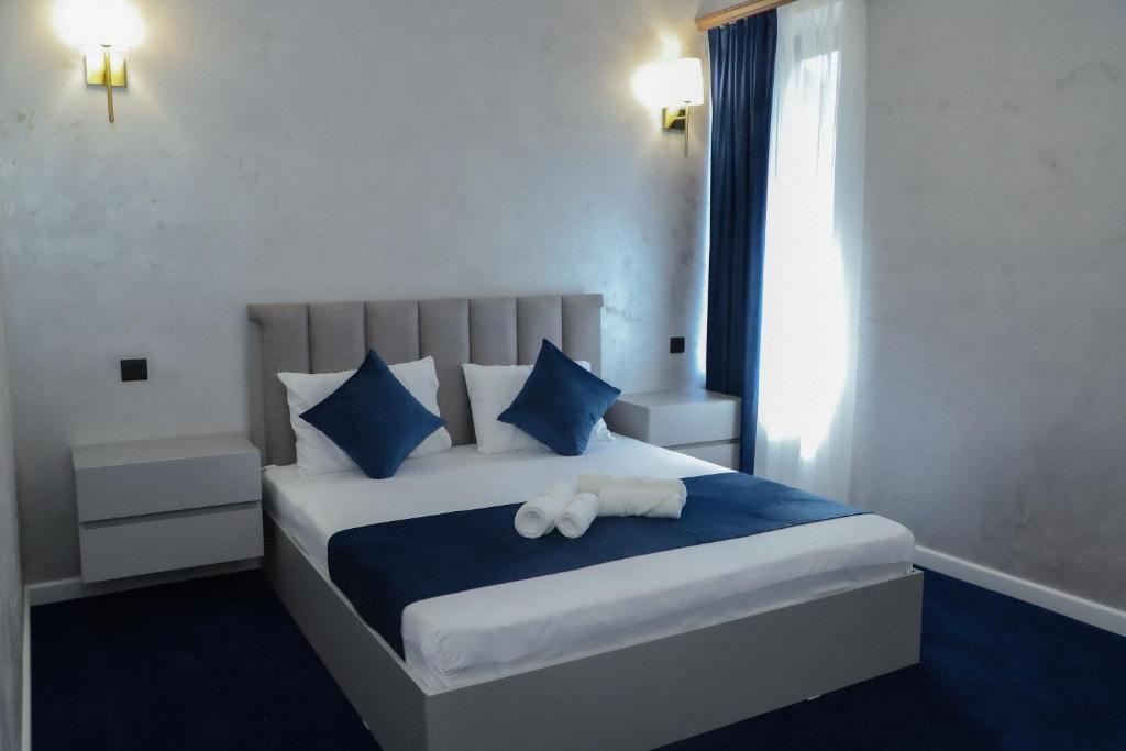 Central hotel photo 1