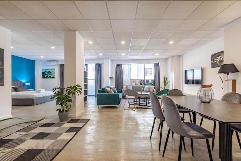 Maricool Minimal Spacious Downtown Loft - Tap to explore photos