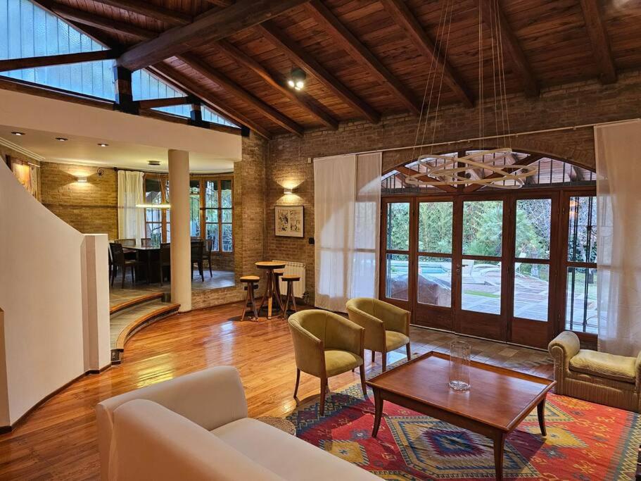 Espectacular casa en exclusivo barrio privado photo 2