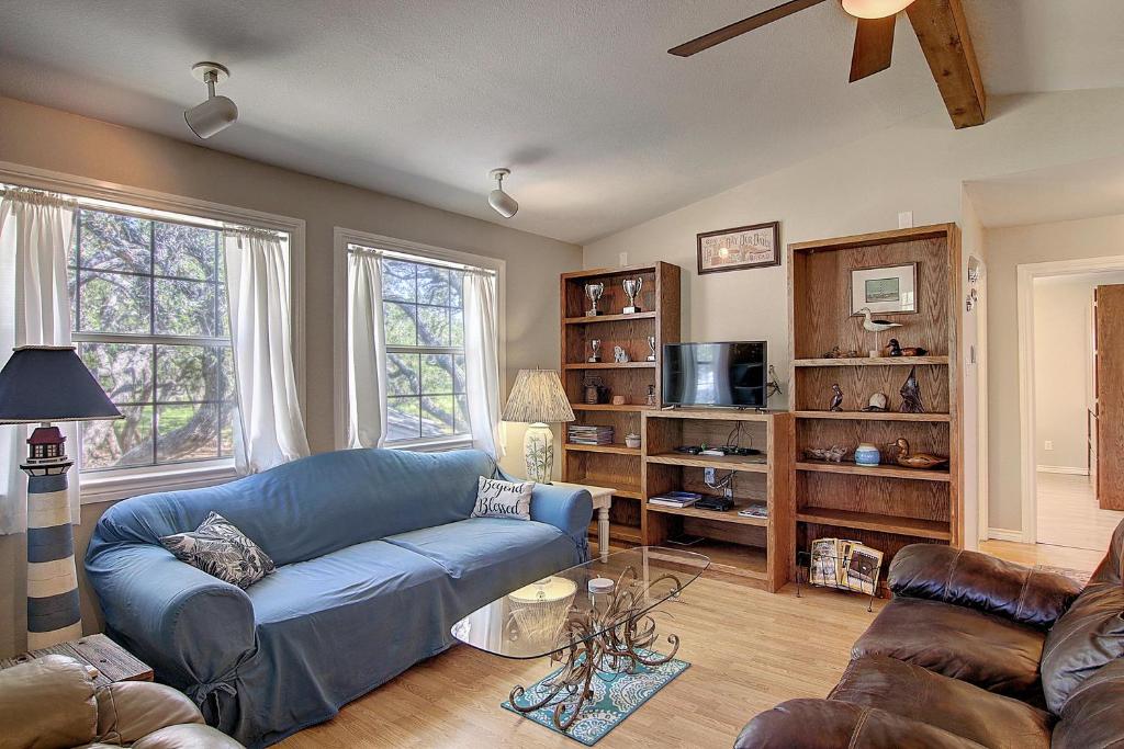 Fantasy Oaks Lodge 4 Bedroom Home by RedAwning image