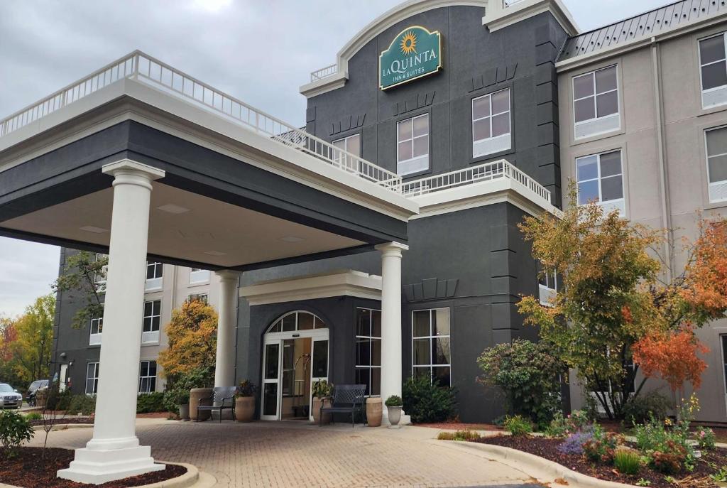 La Quinta Inn & Suites by Wyndham Milwaukee SW New Berlin image