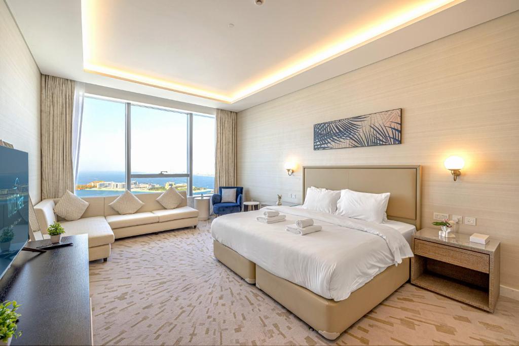 Opulent Studio in Palm Tower with Sea View photo 2