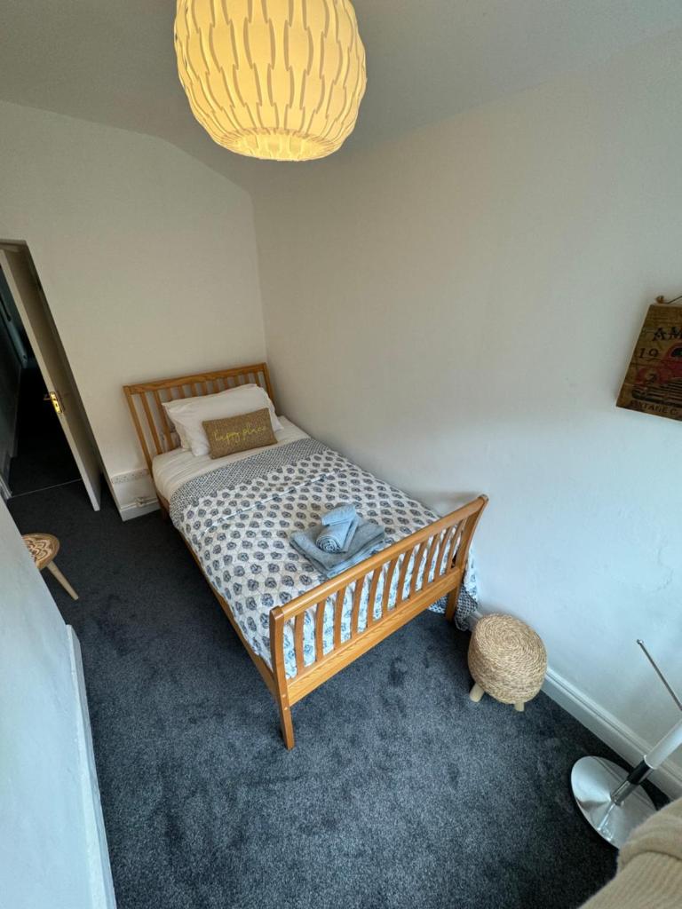 3-Bed House, Birmingham - Tap to explore photos