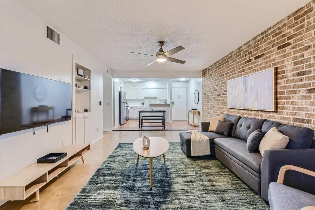 Your 2B Getaway - Sleeps 6 - Pool, Pkg - Walk Dtwn image