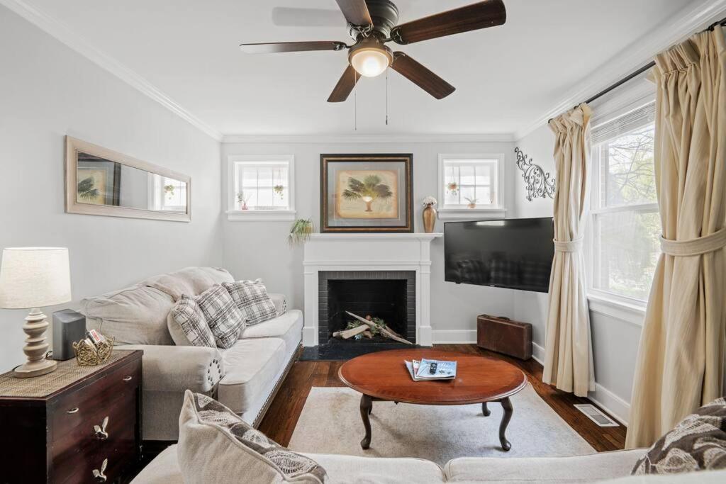 Private House + Yard Central Location to all RVA image