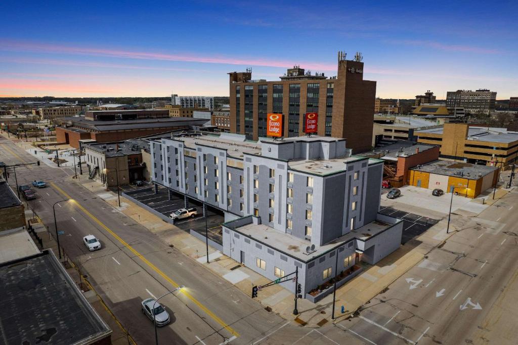 Econo Lodge Inn & Suites image