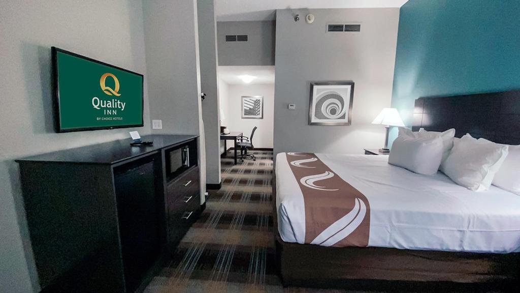 Quality Inn Roseville-Detroit North image