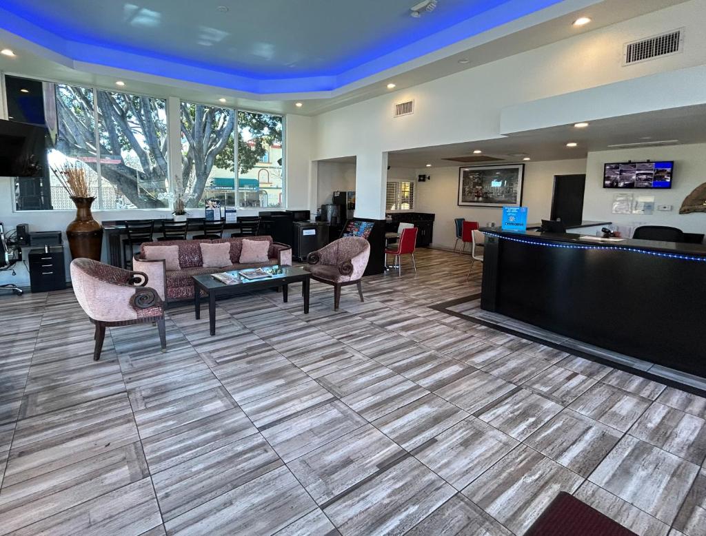 Super 8 by Wyndham Pasadena/LA Area - Tap to explore photos