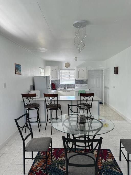 Ottie-Newly Renovated, 5 min from beach photo 2